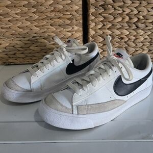 Nike White and Black Sneakers